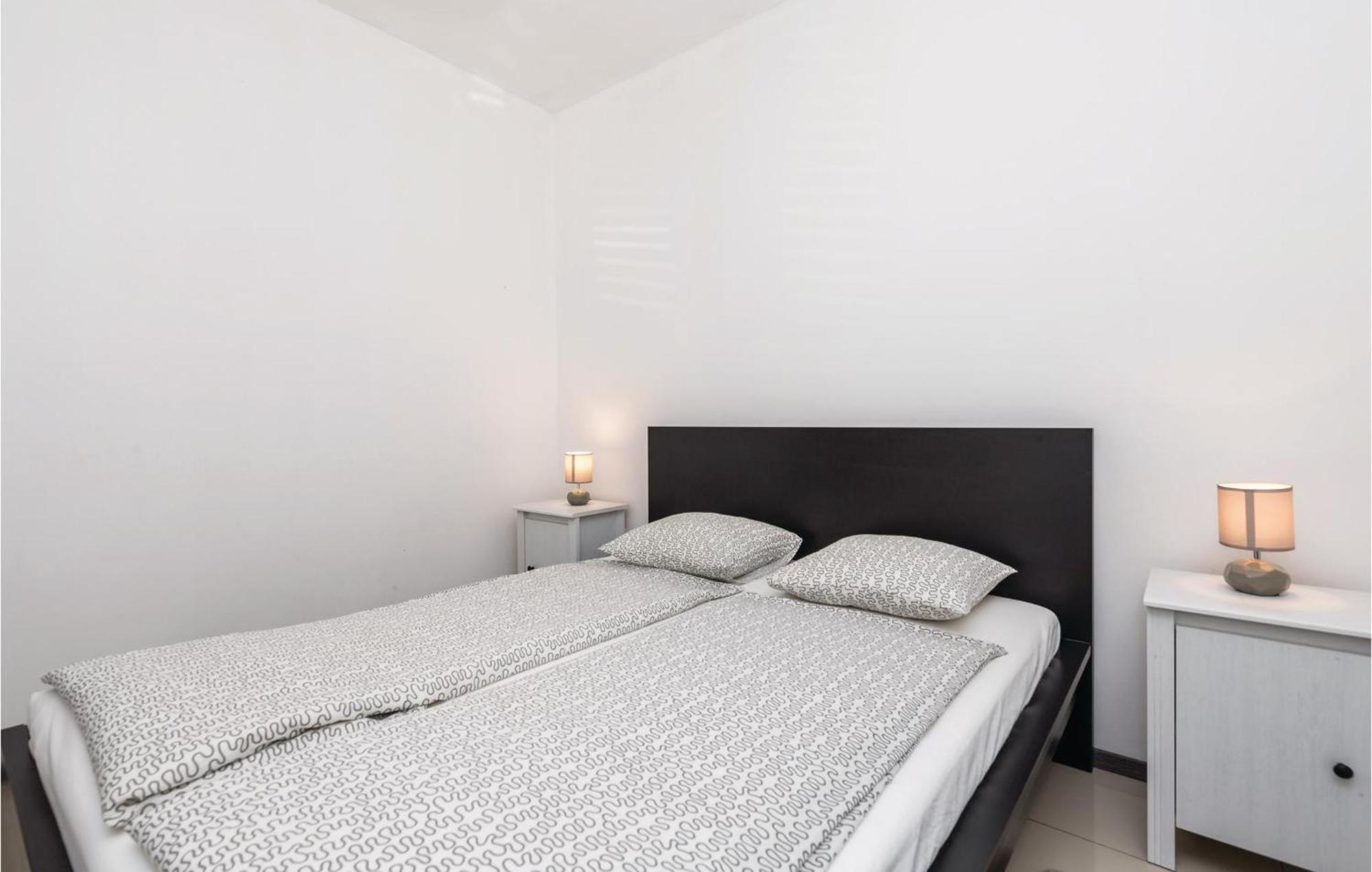 Nice Apartment In Mandre With Wifi Экстерьер фото
